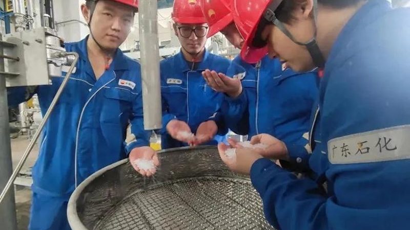 在选择化妆品级精细化工原料时，应关注以下要点：